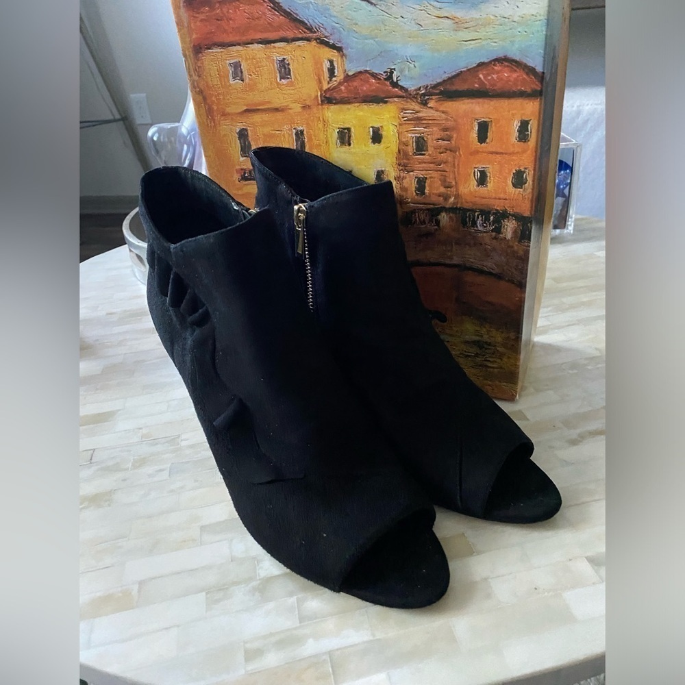 Black suede peep toes pumps